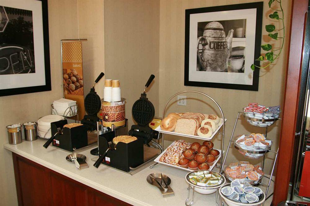 Hampton Inn Cornelia Restaurant photo