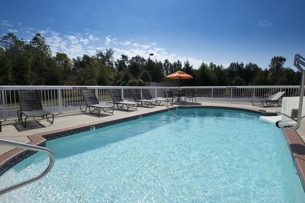 Hampton Inn Cornelia Exterior photo